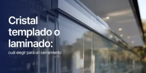 Detalle de cristal templado o laminado para cerramiento de terraza con acabado seguro y transparente
