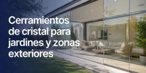 Cerramiento de cristal en jardín y terraza exterior de una vivienda moderna con zona de descanso.