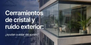 Terraza con cerramiento de cristal en un entorno urbano para mejorar la protección frente al ruido exterior