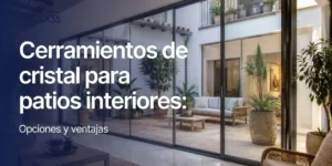 Patio interior luminoso con cerramiento de cristal, plantas decorativas y zona de descanso integrada en la vivienda