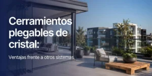 Terraza moderna con cerramiento plegable de cristal abierto y zona de estar luminosa