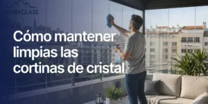 Persona manteniendo la limpieza de cortinas de cristal en una terraza moderna con vistas a la ciudad